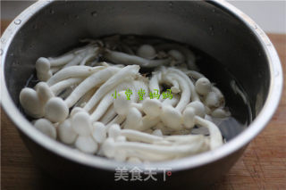 小炒彩椒白玉菇的做法步骤：2