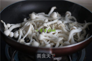 小炒彩椒白玉菇的做法步骤：4