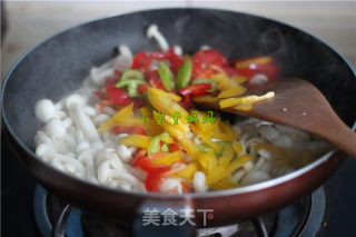 小炒彩椒白玉菇的做法步骤：5