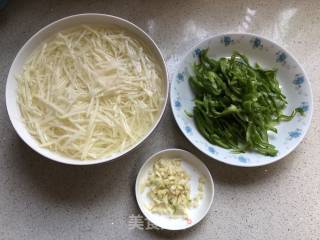青椒土豆丝的做法步骤：1