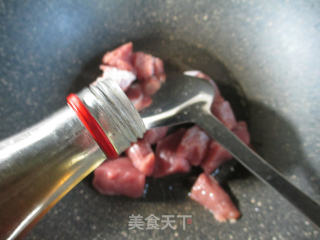 胡萝卜土豆烧里脊肉的做法步骤：2