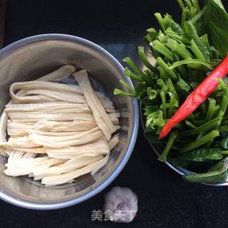 菠菜拌腐竹的做法步骤：1