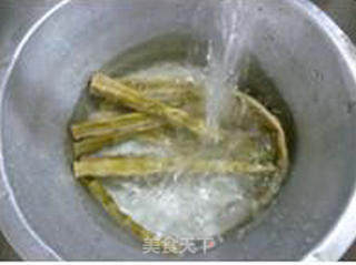 野山笋炒绿豆芽的做法步骤：3