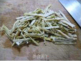 野山笋炒绿豆芽的做法步骤：4