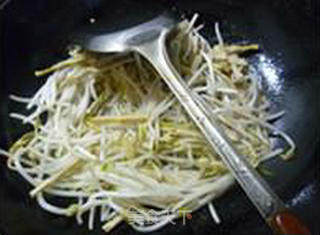 野山笋炒绿豆芽的做法步骤：5