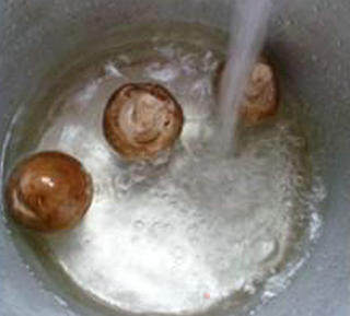 茭白香菇炒塔苦菜的做法步骤：6
