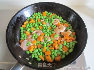 豆米南瓜炒虾仁的做法步骤：5