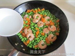 豆米南瓜炒虾仁的做法步骤：7