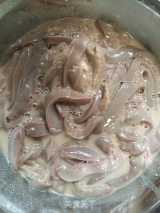 口口爽脆泡椒腰花的做法步骤：1