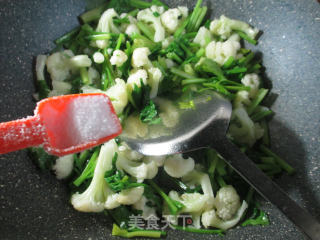 芹菜炒花菜的做法步骤：6