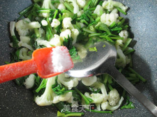 芹菜炒花菜的做法步骤：7