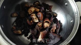 香菇木耳焖鸡的做法步骤：3
