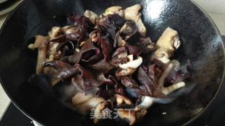 香菇木耳焖鸡的做法步骤：8