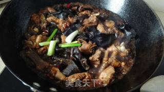 香菇木耳焖鸡的做法步骤：11