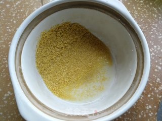 虾仁海参小米粥的做法步骤：2
