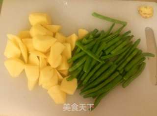 特色焖面做法，面条这样做，孩子吃一大盘还意犹未尽，搭配健脾养胃五珍粉粥，孩子爱吃的健康早晚餐的做法步骤：1