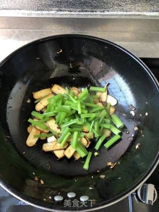 香芹炒香干的做法步骤：7