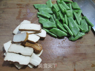 榨菜香干炒油豆角的做法步骤：2
