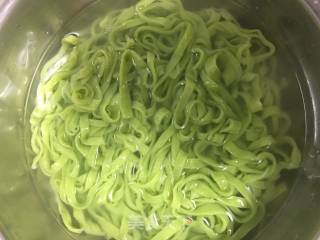 炸酱菠菜面的做法步骤：12