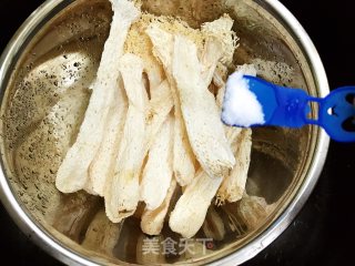 红枣桂圆乌鸡竹荪汤的做法步骤：1