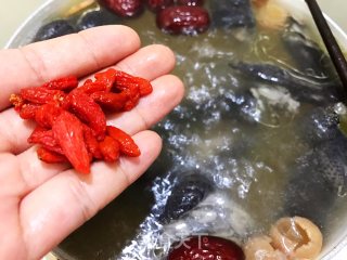 红枣桂圆乌鸡竹荪汤的做法步骤：10