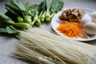 青菜鸡蛋炒粉的做法步骤：1