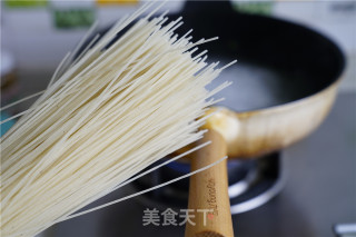青菜鸡蛋炒粉的做法步骤：2