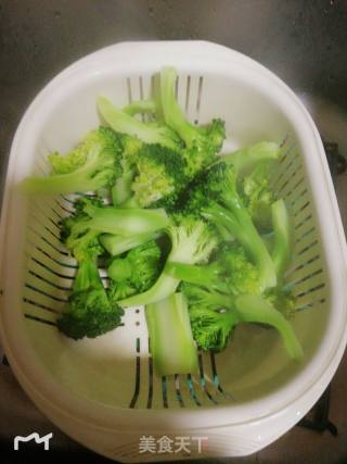 脆肉脘爆炒西兰花的做法步骤：3