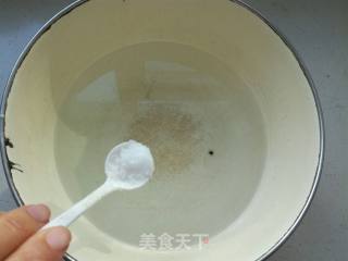 蒜蓉辣酱炒面筋的做法步骤：1