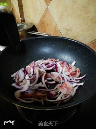 鮮牛肉洋葱炒滑蛋的做法步骤：4
