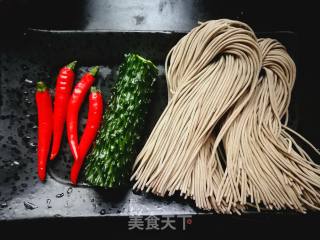 酸辣荞面的做法步骤：1