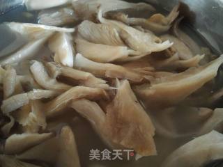 平菇炒肉片的做法步骤：1