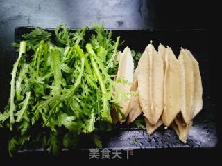 茼蒿炒面筋的做法步骤：1