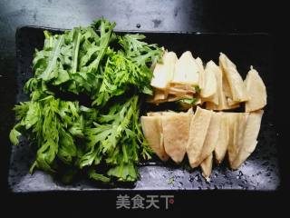 茼蒿炒面筋的做法步骤：2