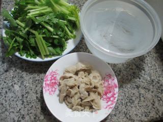 芹菜面筋炒粉丝的做法步骤：1
