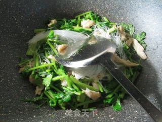 芹菜面筋炒粉丝的做法步骤：4
