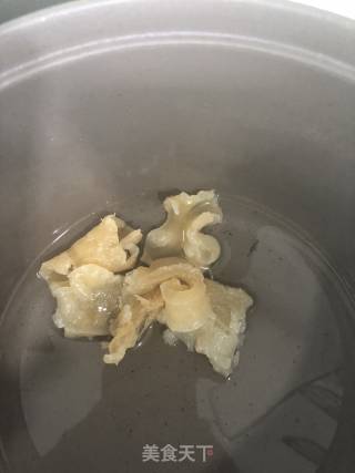 木瓜牛奶炖花胶的做法步骤：1