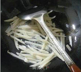 青红椒炒藕丝的做法步骤：8