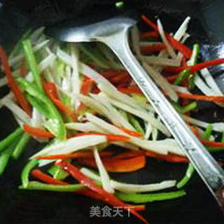 青红椒炒藕丝的做法步骤：9