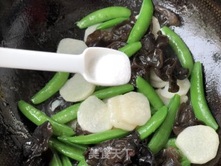木耳山药炒甜豆的做法步骤：11