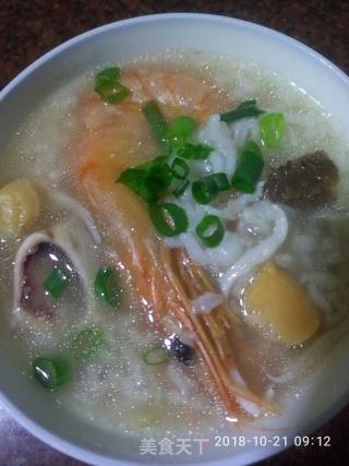 海鲜粥（香菇鱿鱼对虾瑶柱银鱼）的做法步骤：4