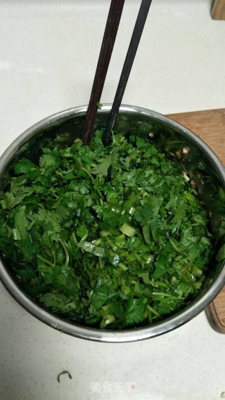 香菜肉水饺的做法步骤：2