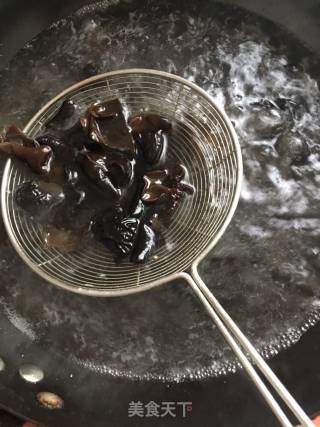 凉拌木耳菠菜的做法步骤：1