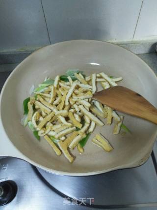 油豆腐炒芹菜的做法步骤：6