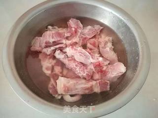 金针木耳炖猪脊骨的做法步骤：1