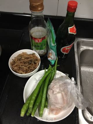 咸菜炒肉片的做法步骤：1