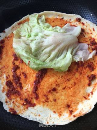 辣酱生菜蛋饼卷的做法步骤：9