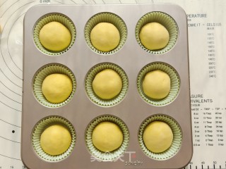 南瓜椰蓉纸杯面包的做法步骤：12