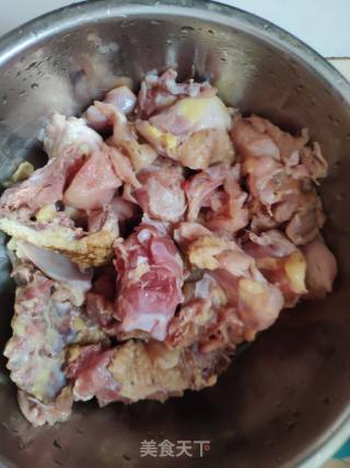 鸡肉炖粉条的做法步骤：1