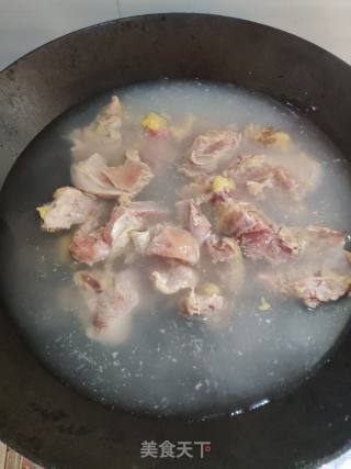 鸡肉炖粉条的做法步骤：2